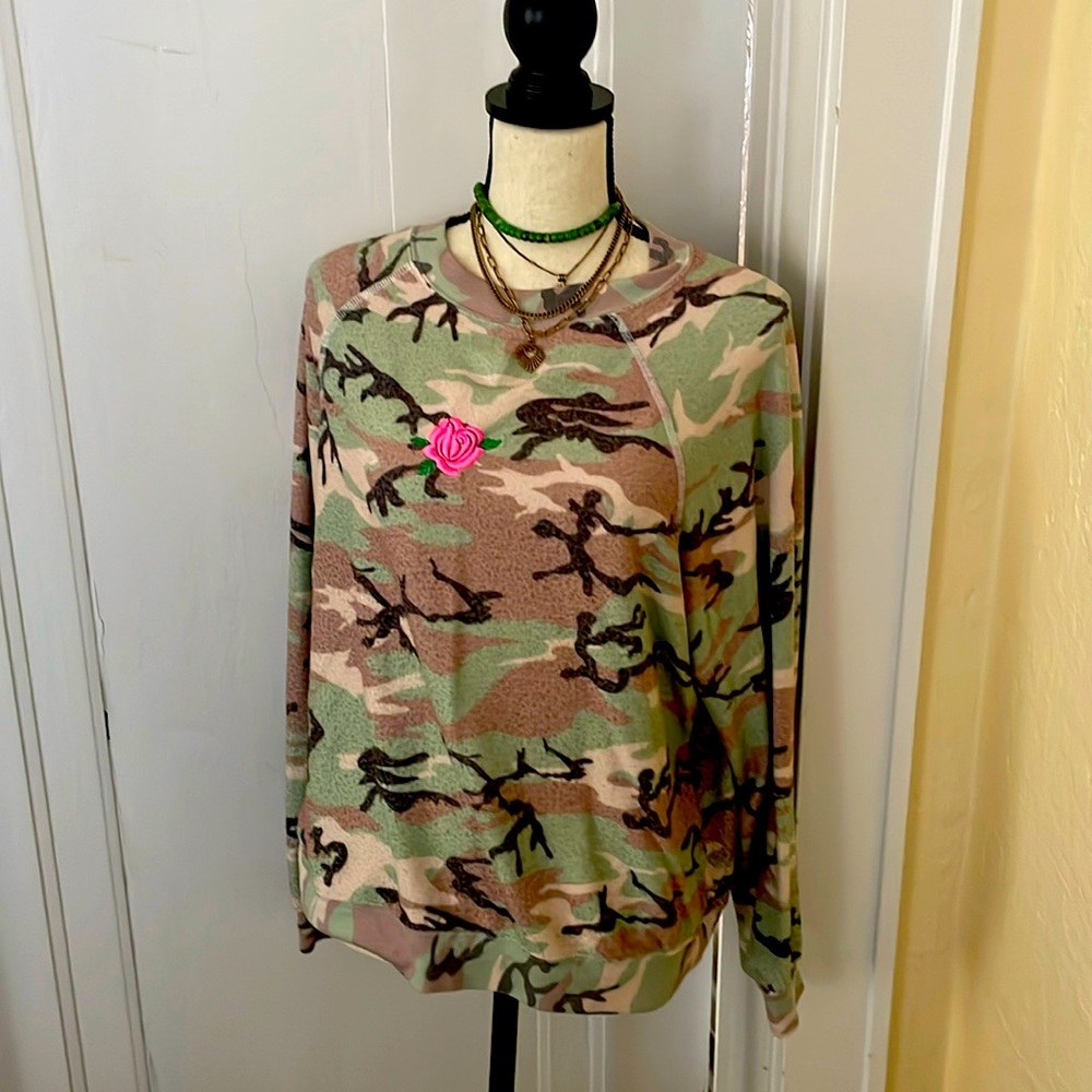Wildfox Camo Sweatshirt w/Embroidered Pink Rose Oversized L/Sleeve‎ XSmall